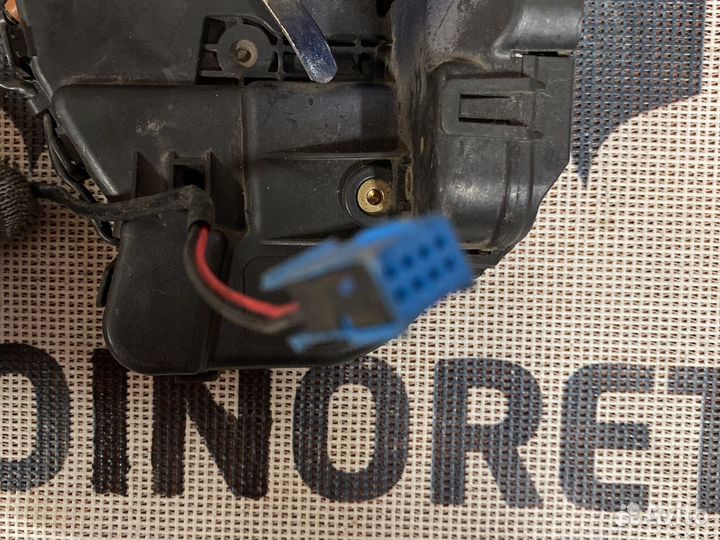 Замок двери задний левый Mercedes W203 A2037300135