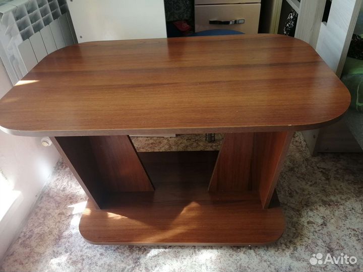 Журнальный столик на колесах