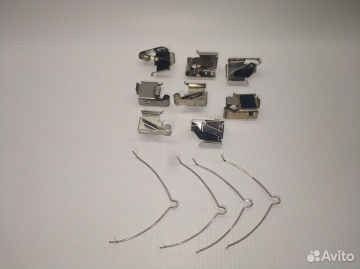 Зажим тормозных колодок Toyota 04947-33040