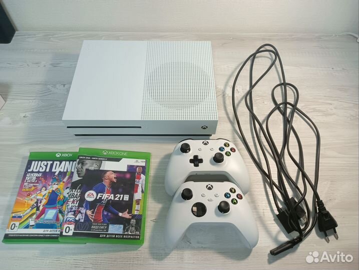 Xbox One s 1 tb памяти 2 геймпада