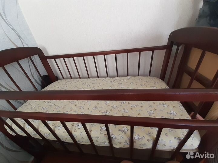 Детская кроватка с маятником