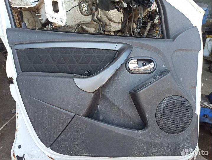 Обшивка двери передняя левая. Рено дастер