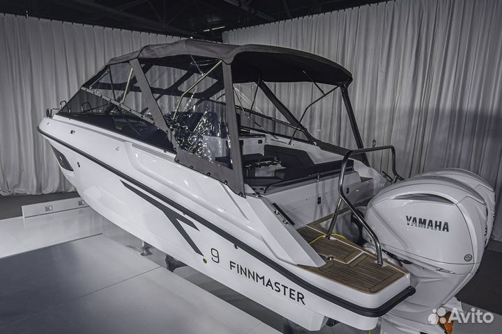 Финский катер Finnmaster T9 c носовой каютой