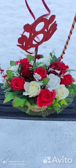 Розы в корзине
