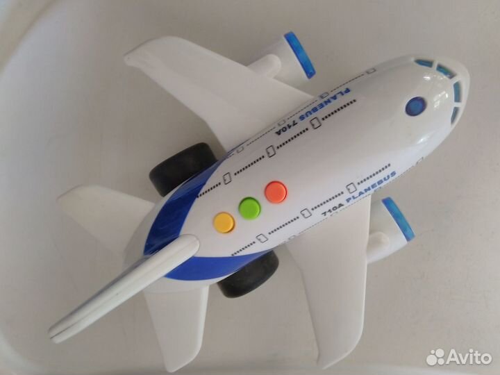 Игрушечный самолет со звуковыми эффектами