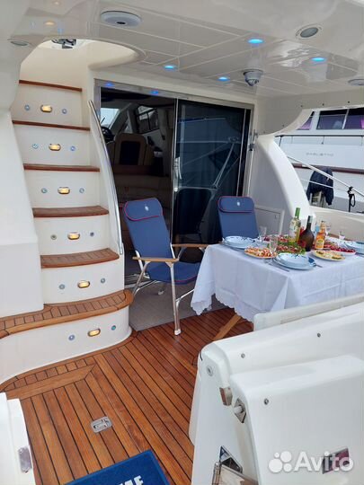 Яхта с флайбриджем