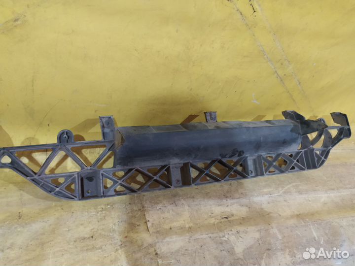 Направляющая заднего бампера audi Q7 4L