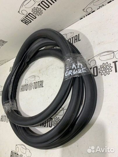 Резинка уплотнительная двери передняя левая