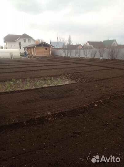 Вспашка земли трактором