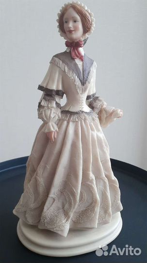 Статуэтка Дама с платочком.Образ Джейн Эйр. Италия