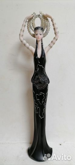 Статуя девушка в черном и золотом