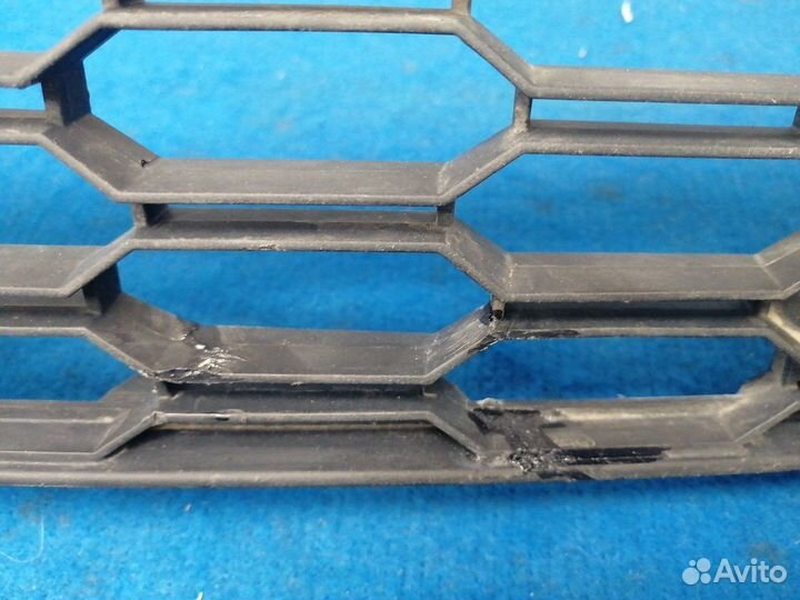 Решетка переднего бампера центр 5JA853677C Skoda