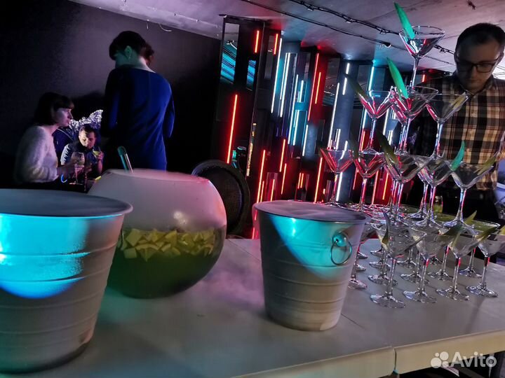 Пирамида из бокалов шампанского, кофе бар, пунш