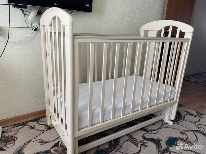 Детская кроватка с поперечным маятником