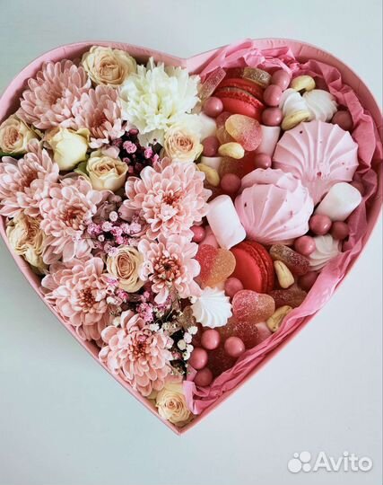 Коробочка с цветами и сладостями
