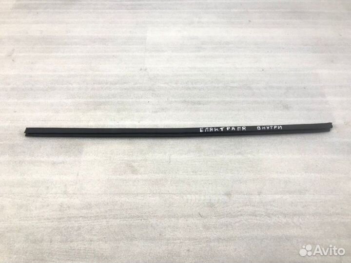 Накладка стекла передняя правая Hyundai Elantra