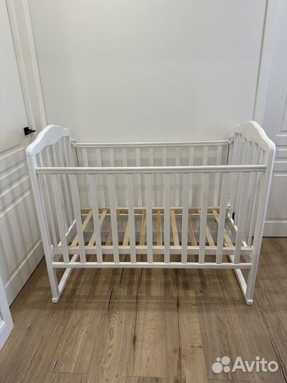 Кроватка детская с маятником