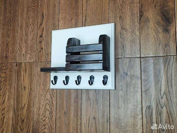 Полка из дерева для ключей