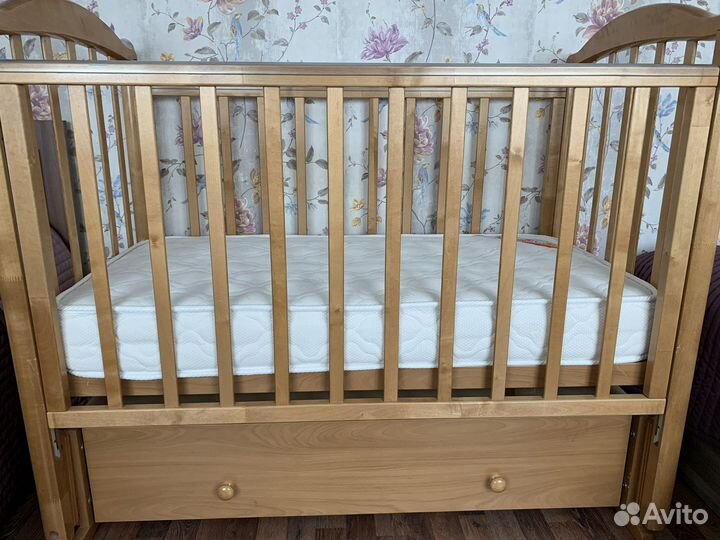 Детская кроватка с маятником