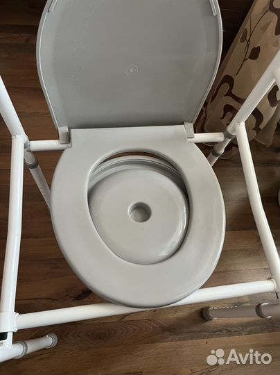 Кресло стул с санитарным оснащением