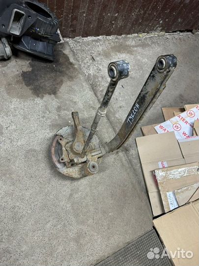 Кулак задний левый Hyundai Tucson 1 2.0 G4GC 2008