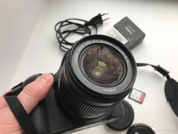 Зеркальный фотоаппарат Canon EOS 550D