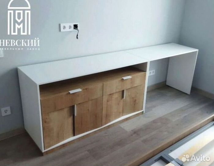 Письменный стол у окна для школьника