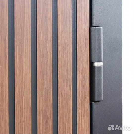 Дверь входная коричневая металлическая