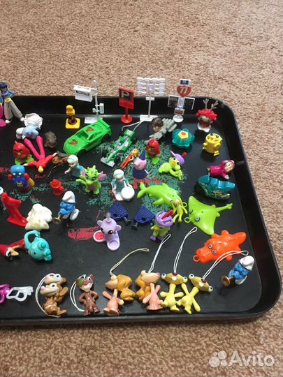 Игрушки из киндера и Смурфики. 72шт