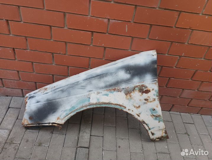 Крыло переднее левое priora