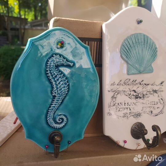 Настенный крючок панно. Керамический крючок