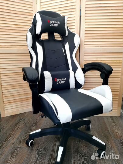 Игровое компьютерное кресло бело-черное