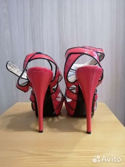 Босоножки женские