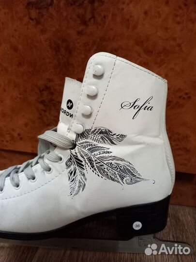 Коньки на девочку