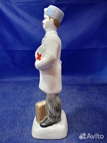 Фарфор статуэтка большая врач Отолоринголог лор