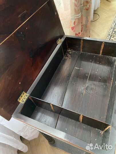 Старинный деревянный столик