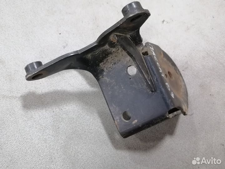 Кронштейн передней опоры VW Passat B3 1988-1993