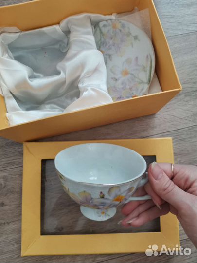 Фарфоровая чашка с блюдцем