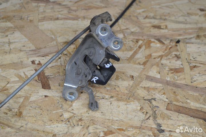 Замок двери задний правый Toyota Noah R60