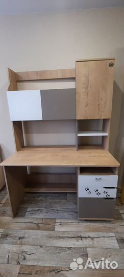 Письменный стол для школьника с полками