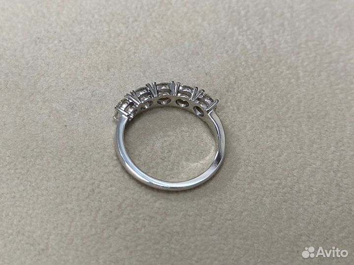 Золотое кольцо с бриллиантами дорожка
