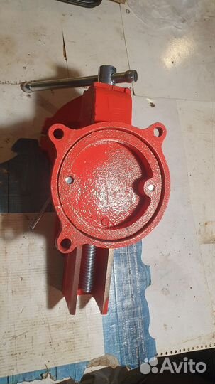 Тиски слесарные 150мм новые