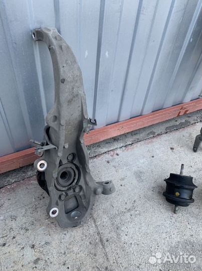 Правый поворотный кулак Infiniti m35 Y50