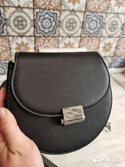 Изящная поясная сумка со съёмным ремнем