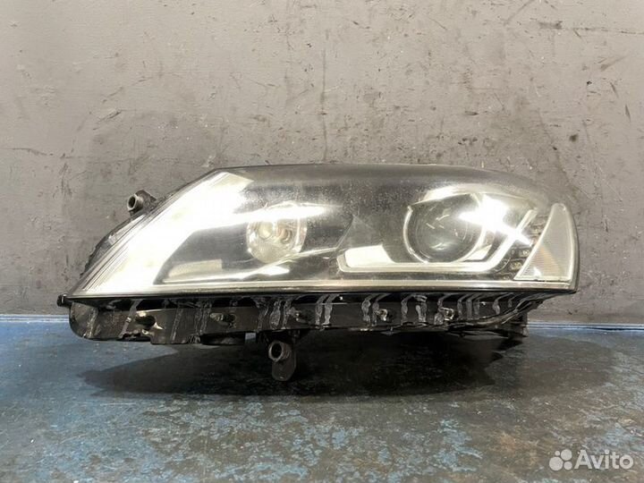 Фара ксенон левая Volkswagen Passat B7