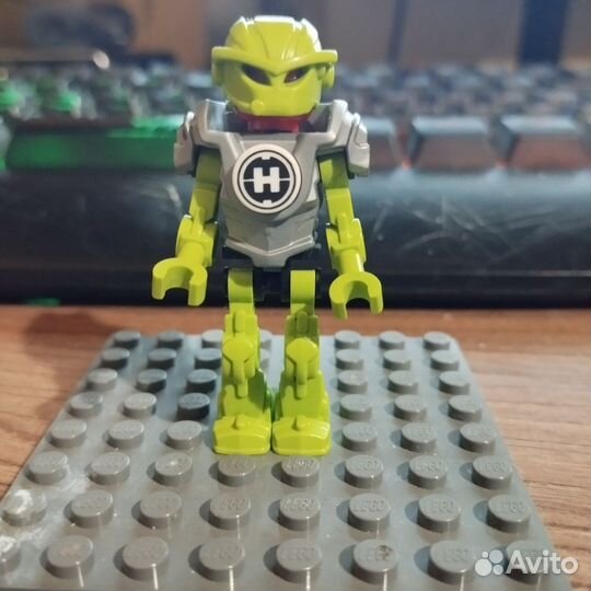 Lego фабрика героев мини фигурка зелëный