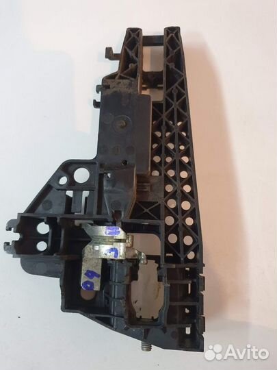 Крепление ручки двери audi A8 D4