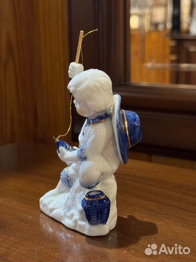 Фарфоровая статуэтка фигурка мальчик с удочкой
