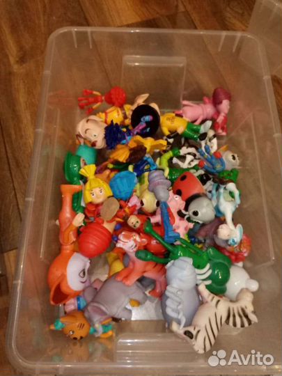 Игрушки, детские журналы и карточки