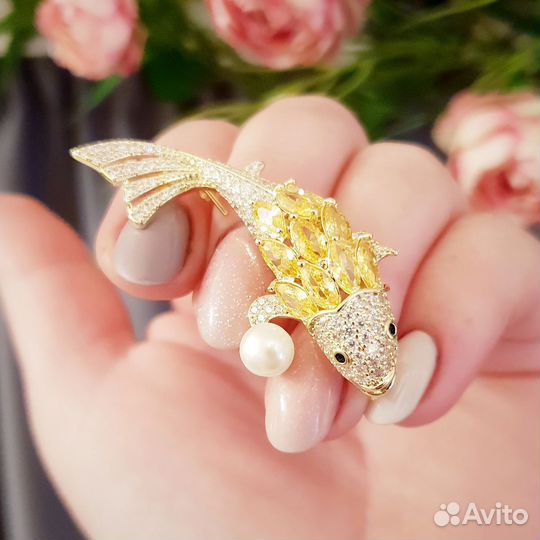 Брошь-подвеска Золотой Карп с цирконами и жемчугом